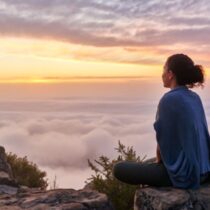 Femme au-dessus des nuages