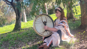 Isabelle Raby au tambour chamanique dans la nature